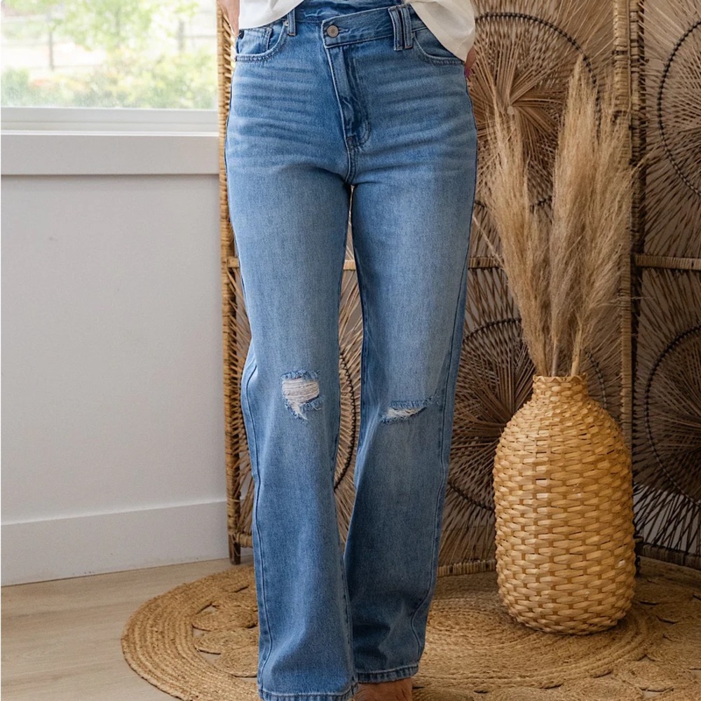 KANCAN HAS TO BE CROSSOVER STRAIGHT JEANS